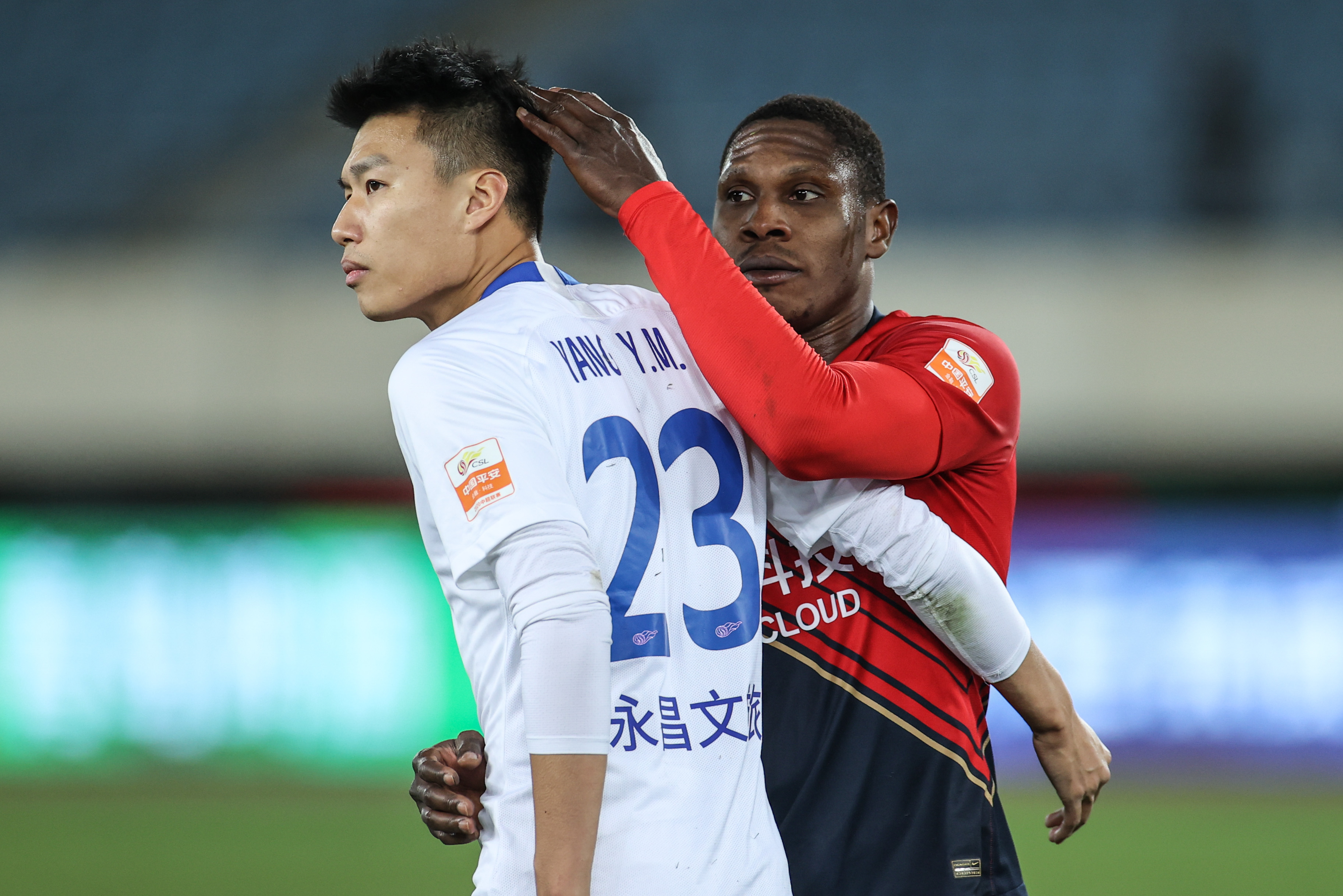 华体会体育-深圳佳兆业队员合练踢球，一同为出色发挥的简单介绍